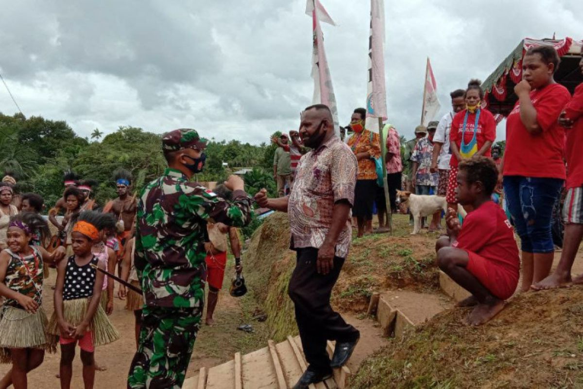 Warga kampung Kakuna melepas bersama kepulangan Satgas TMMD Kodim 1711/BVD