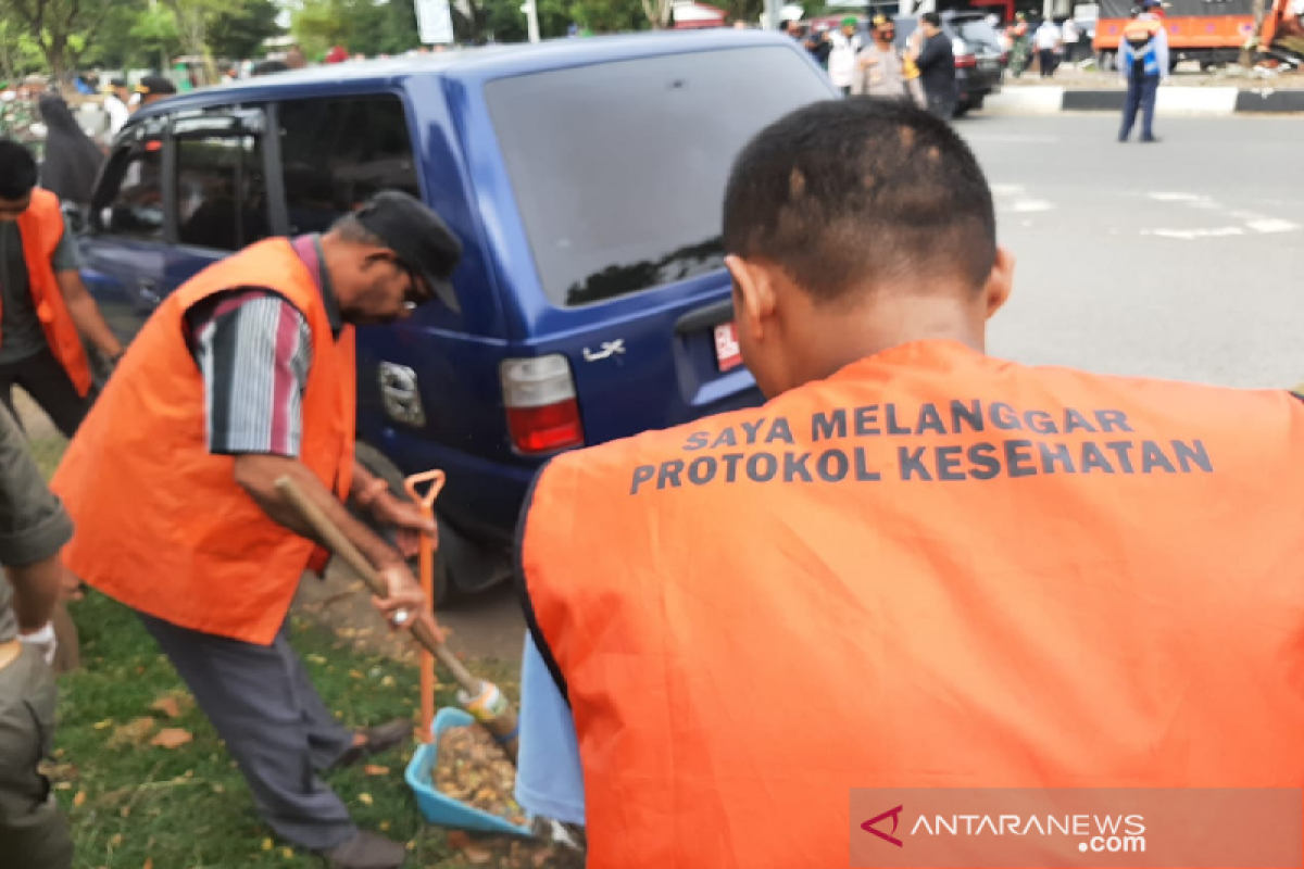 Satpol PP hukum warga menyapu jalan dalam operasi Tibmask