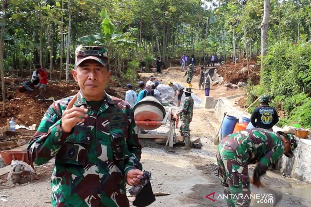 Kodam Siliwangi bangun jalan akses warga desa terpencil di Kabupaten Pandeglang