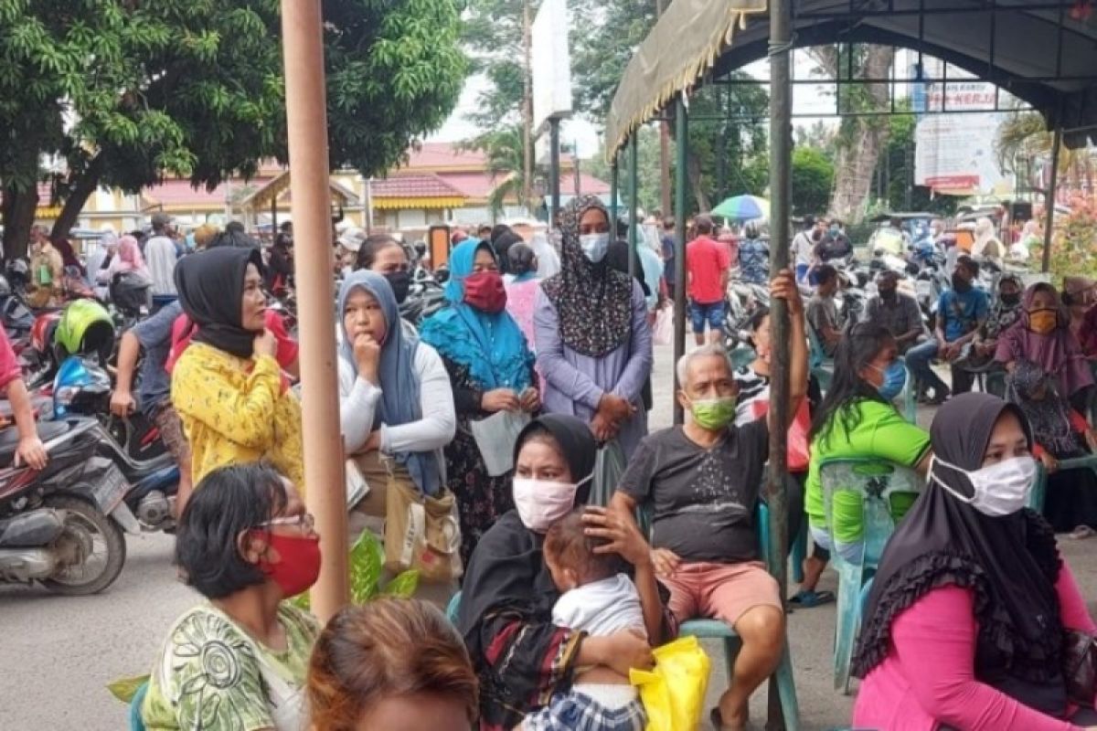 Warga penerima BST di kantor pos Tebing Tinggi abaikan prokes