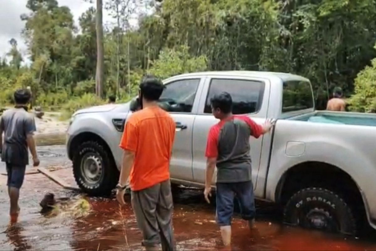 Jalan dua desa di Kapuas putus akibat banjir