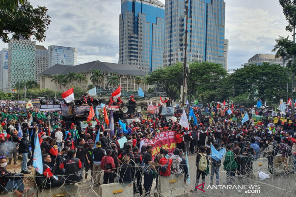 Bundaran HI ditutup imbas aksi buruh di Patung Kuda