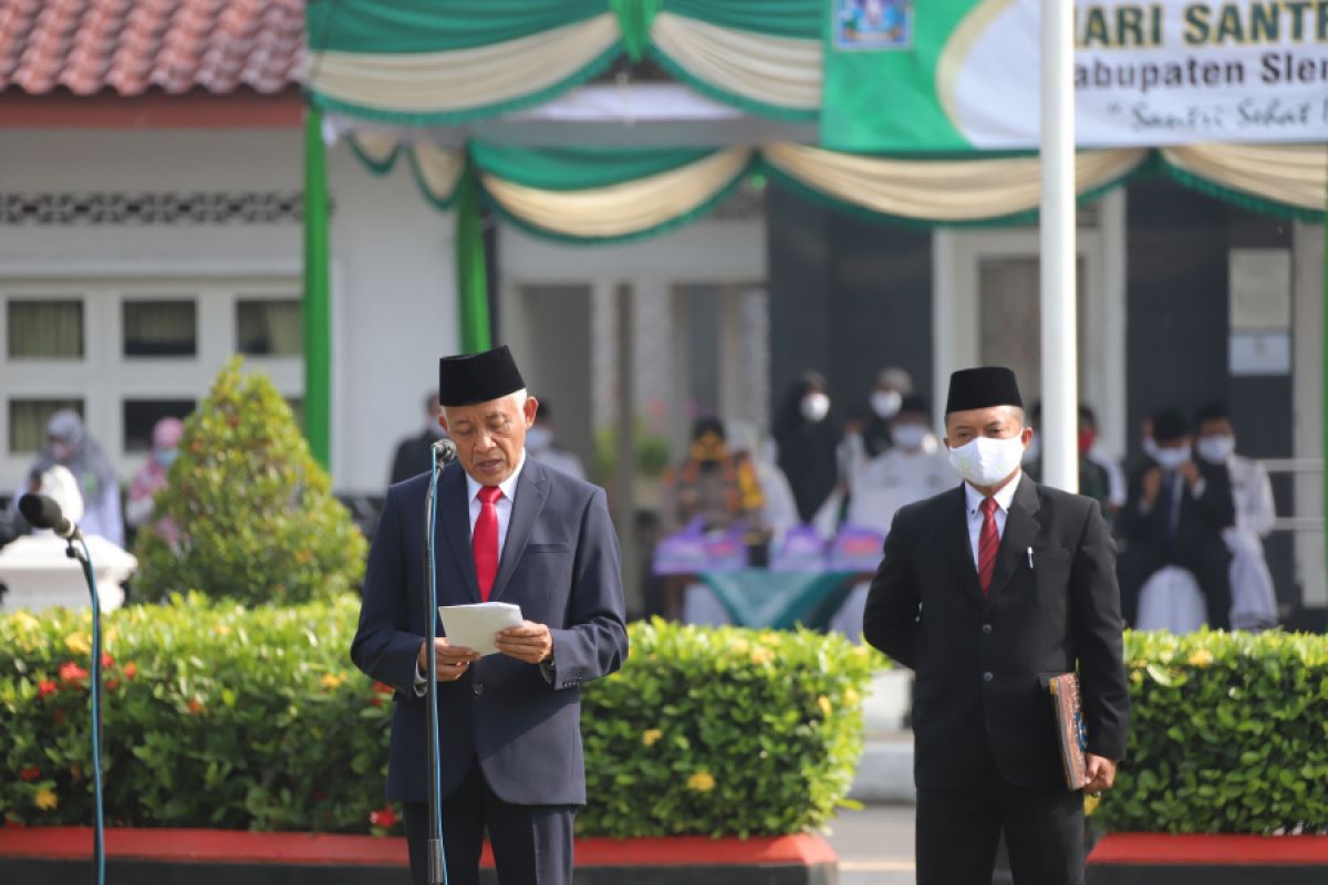 Bupati Sleman mengajak santri mematuhi protokol kesehatan