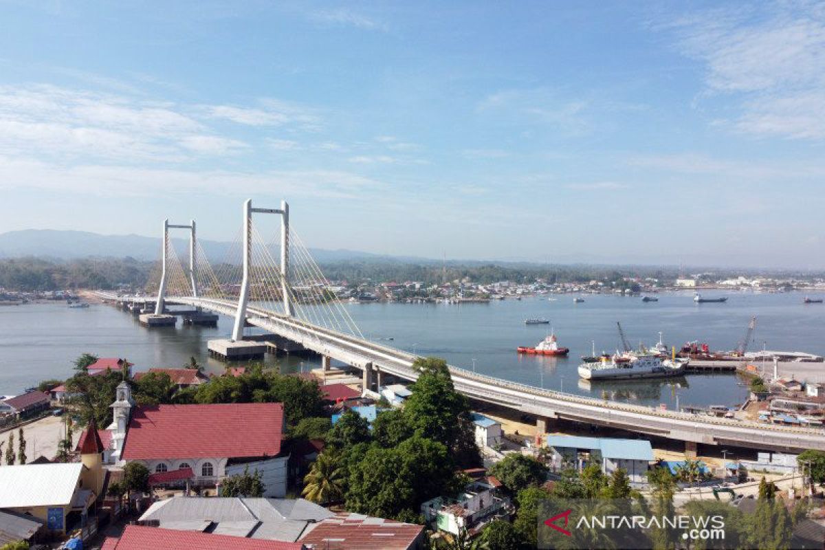 Presiden Jokowi resmikan ikon baru Jembatan Teluk Kendari