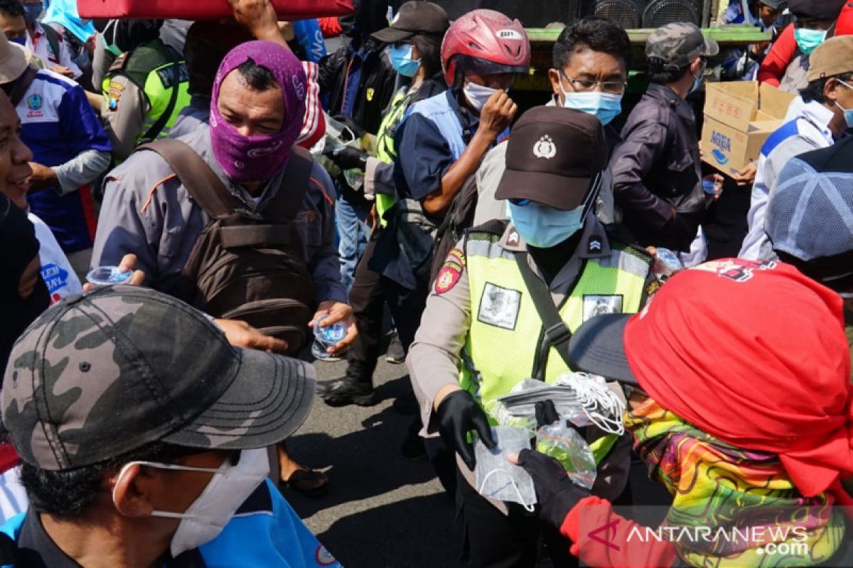 Polisi Surabaya bagikan masker ke demonstran