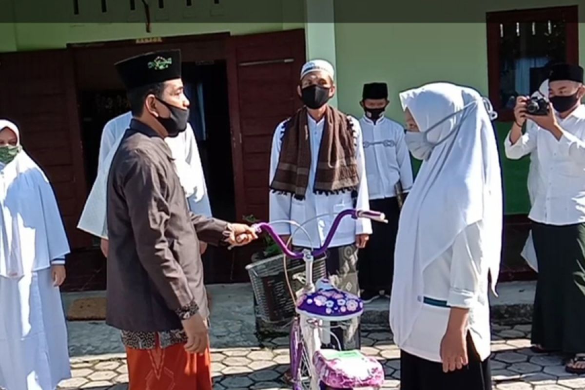 Hari Santri, MTsN 11 Jember bagikan sepeda kepada siswa berprestasi