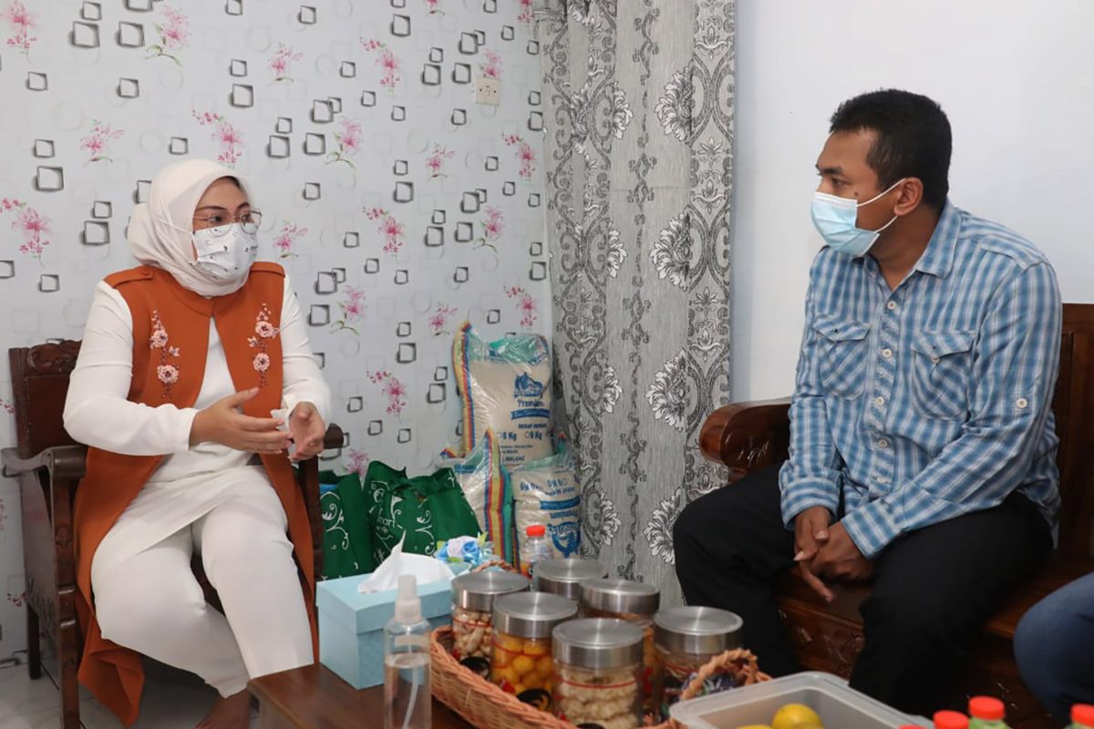 Menaker kunjungi pekerja penerima bantuan subsidi upah di Kota Malang