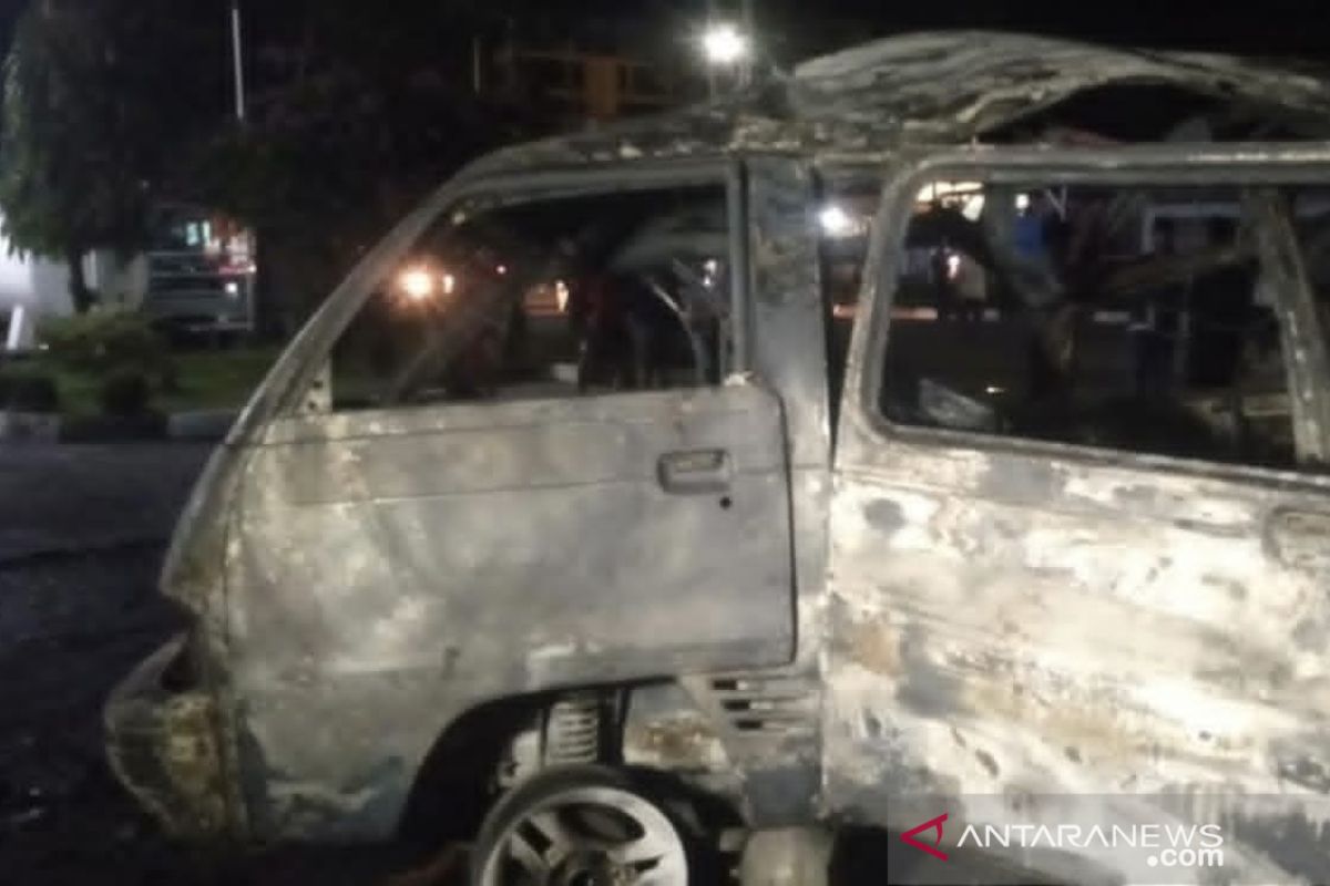 Mobil minibus  bermuatan gas terbakar di SPBU di Jalan Cianjur-Sukabumi