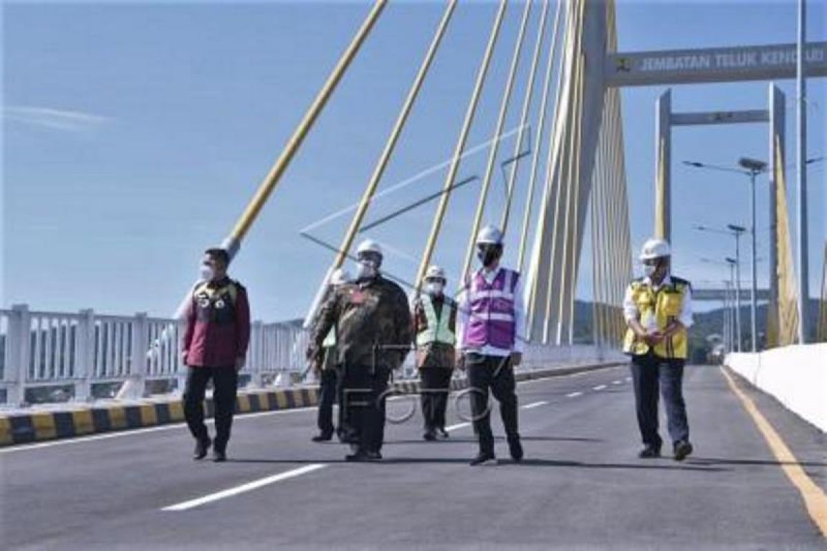 Presiden Joko Widodo resmikan ikon baru Jembatan Teluk Kendari