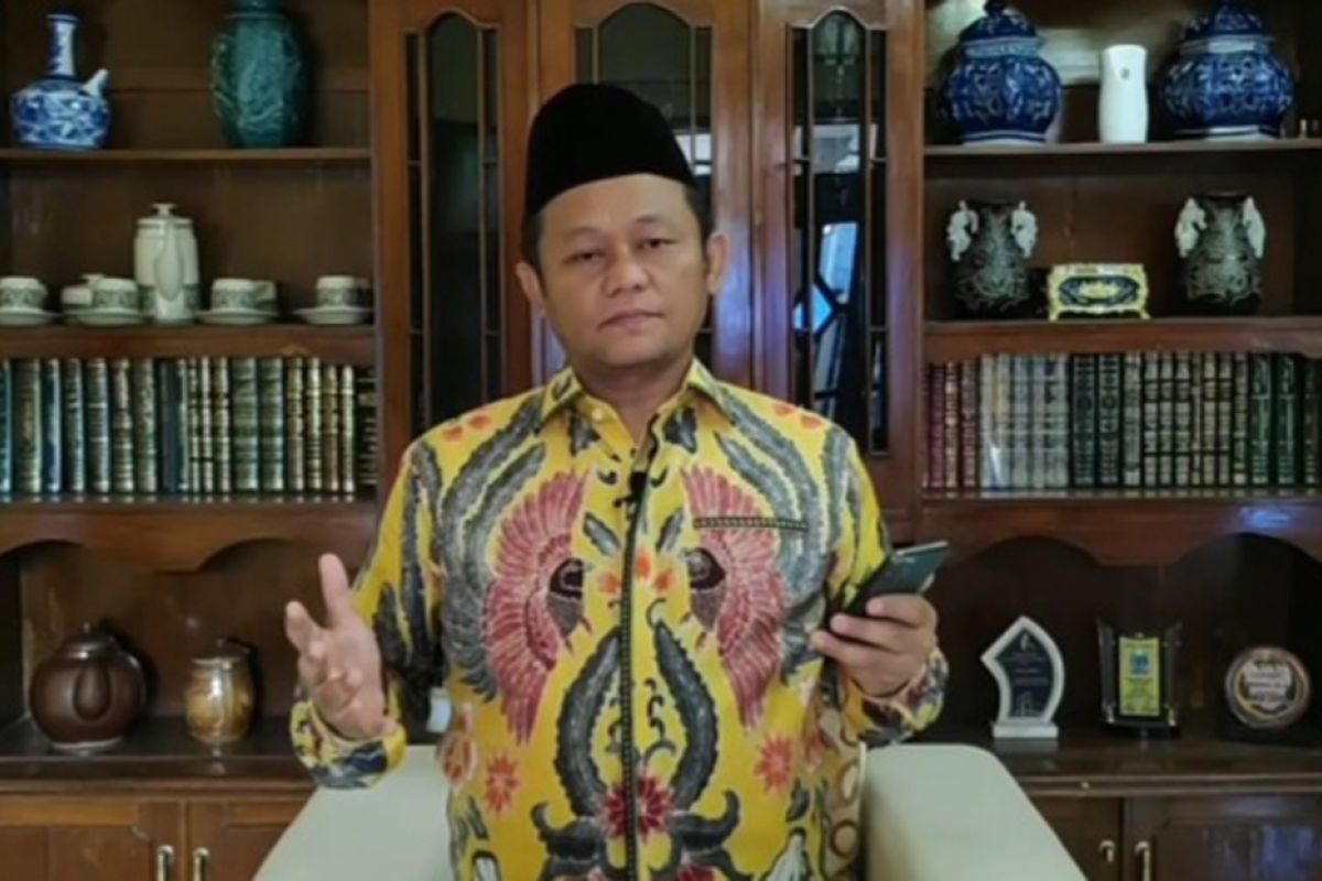 Ketua Golkar Jatim bacakan puisi 