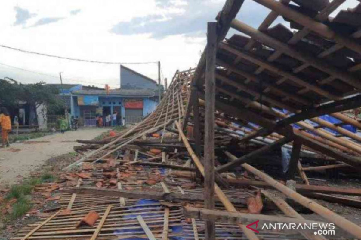 Whirlwind in Bekasi causes destruction to 109 houses