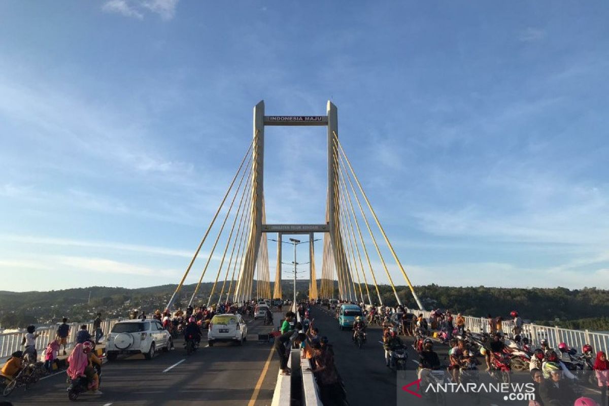 Sebelum dibuka untuk lalulintas kendaraan umum, warga diizinkan rekreasi di Jembatan Teluk Kendari