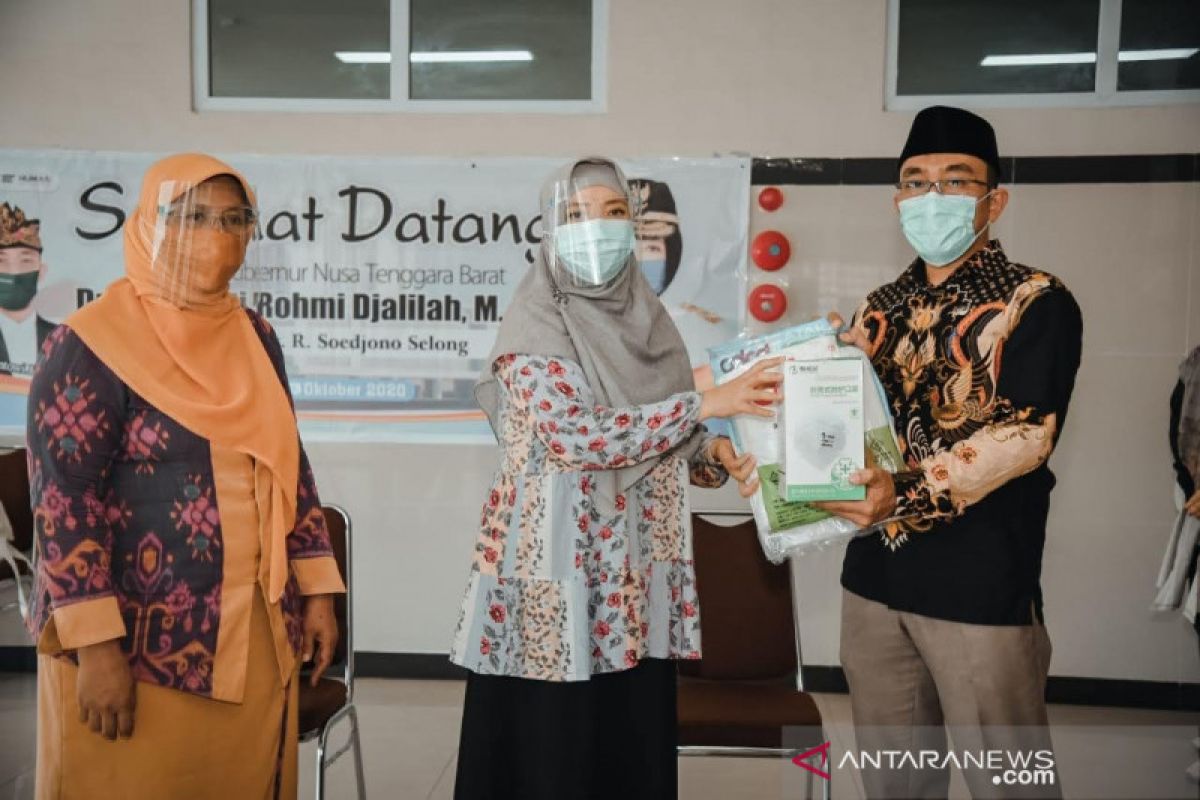 Wagub NTB menyerahkan bantuan ventilator ke RSUD Selong