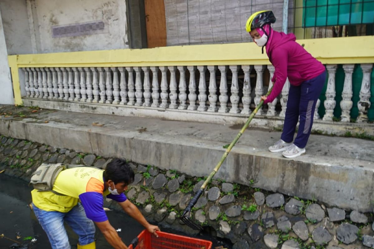 Antisipasi banjir musim hujan, Wali Kota Mojokerto Ning Ita cek saluran air