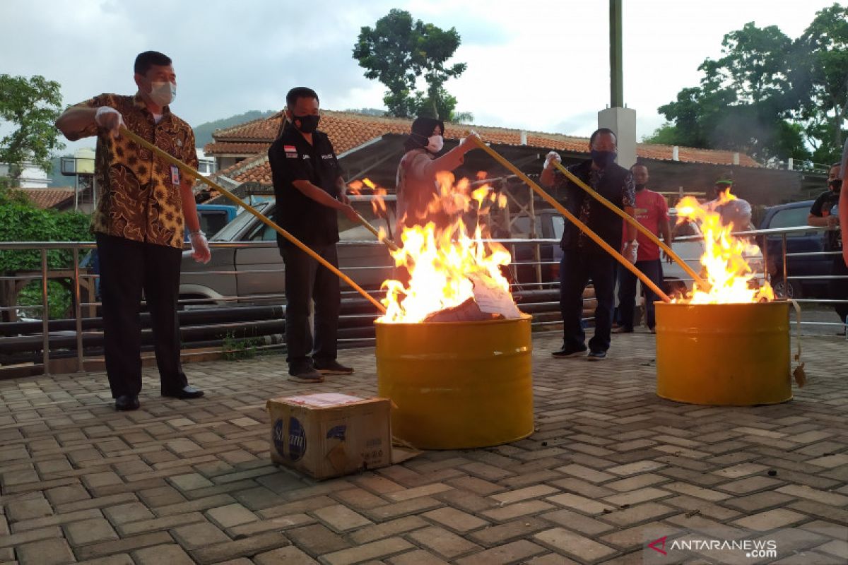 Kejari Kabupaten Bandung musnahkan barang bukti dari 579 perkara