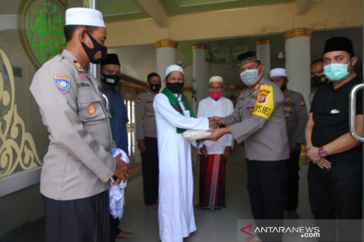 Kapolres Palu Safari Jumat bagi sembako dan sampaikan pesan kamtibmas