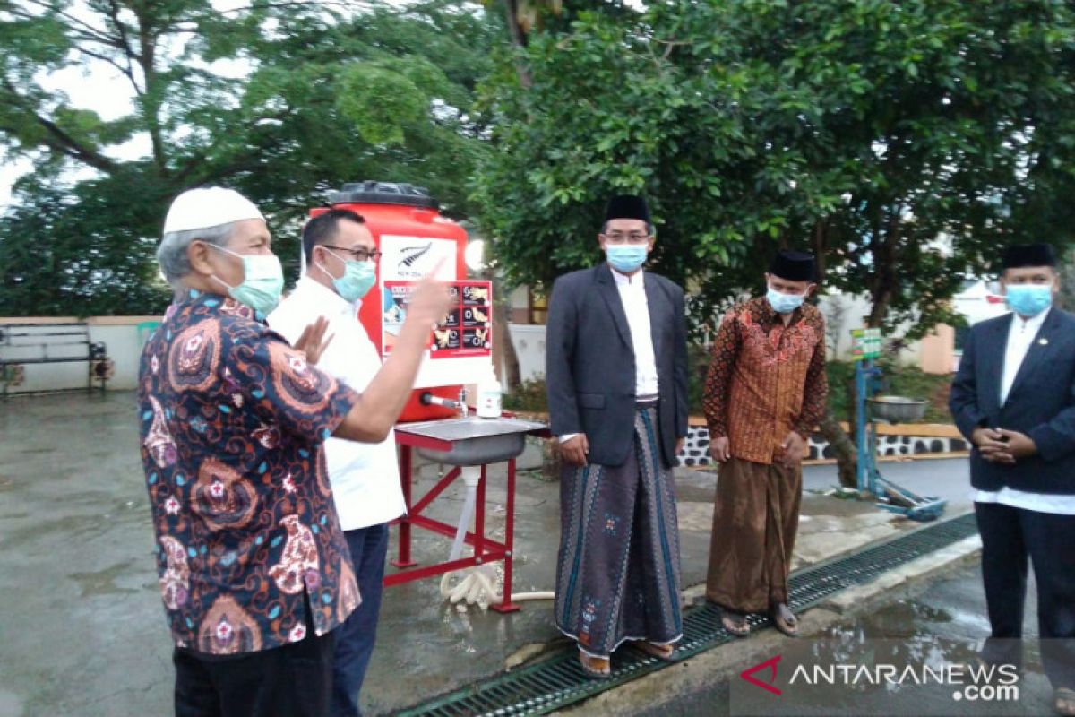 Cegah penyebaran COVID-19 di ponpes, PMI distribusikan wastafel