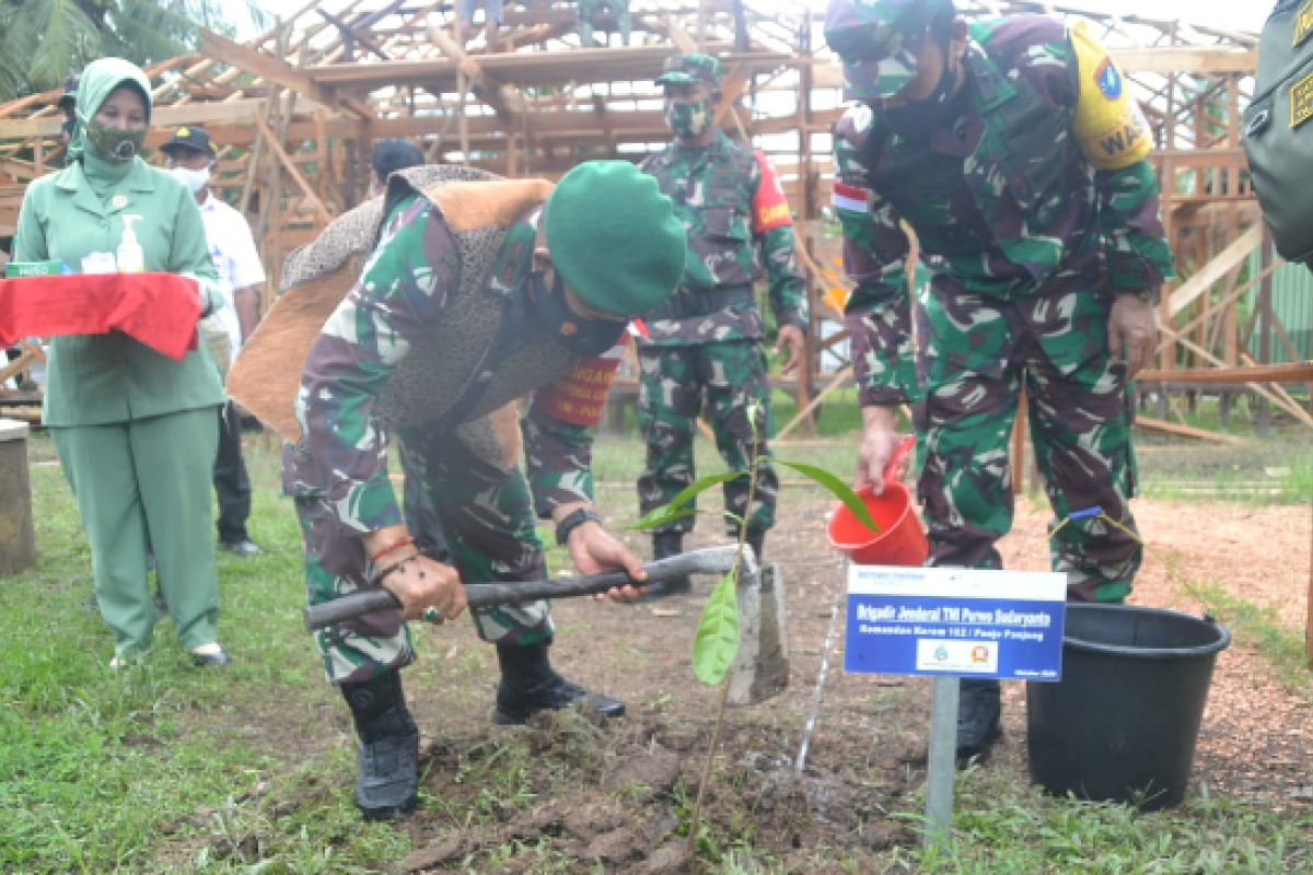 Danrem dan Ketua Persit KCK Koorcab Rem 102 PD XII/Tpr lakukan penanaman pohon