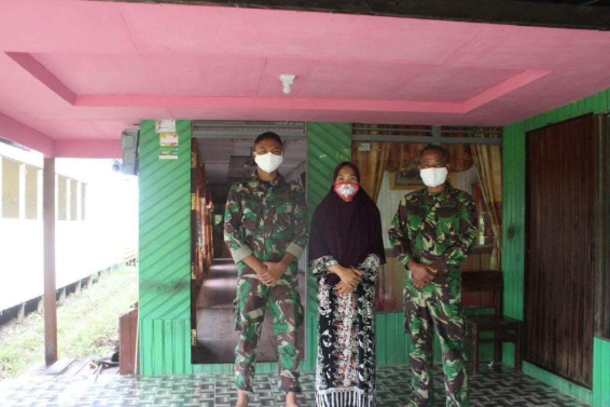 Anggota TMMD berterimakasih kepada keluarga asuhnya di Pulau Hanaut