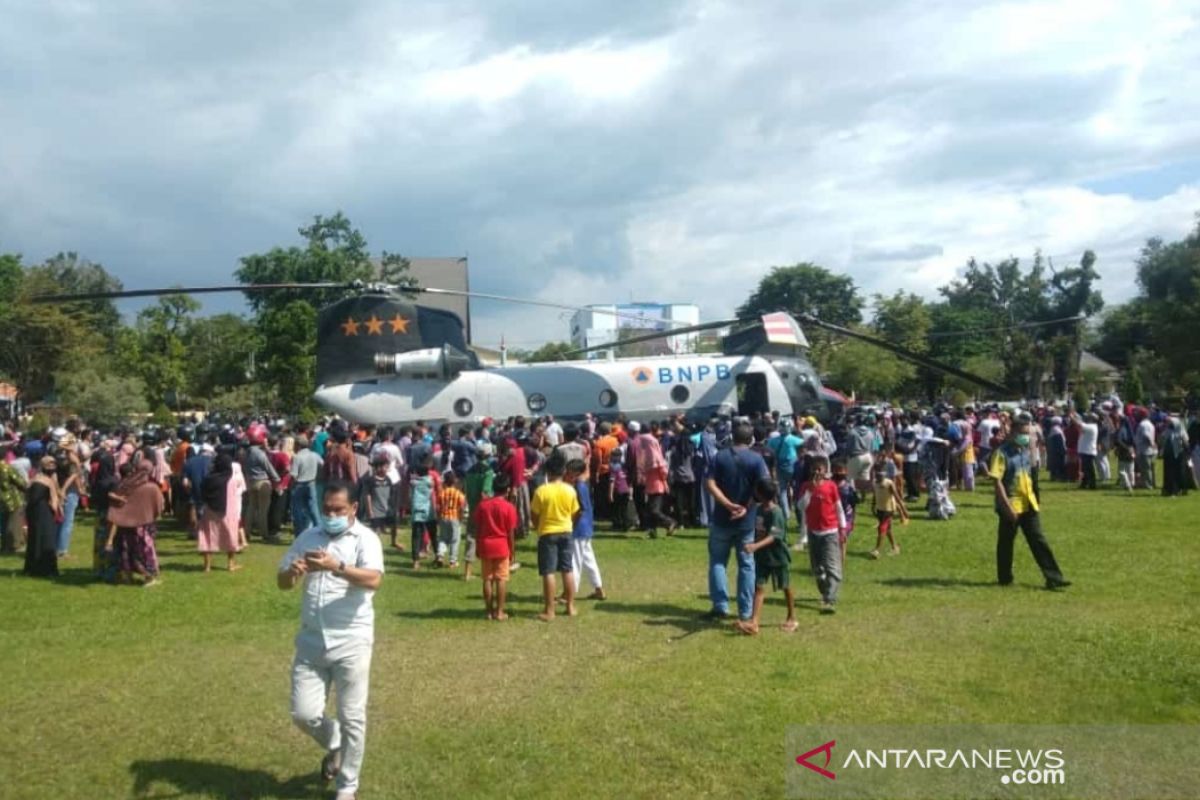 Bawa ribuan masker, Pilot warga negara AS daratkan heli di Lapangan Dwi Warna Barabai