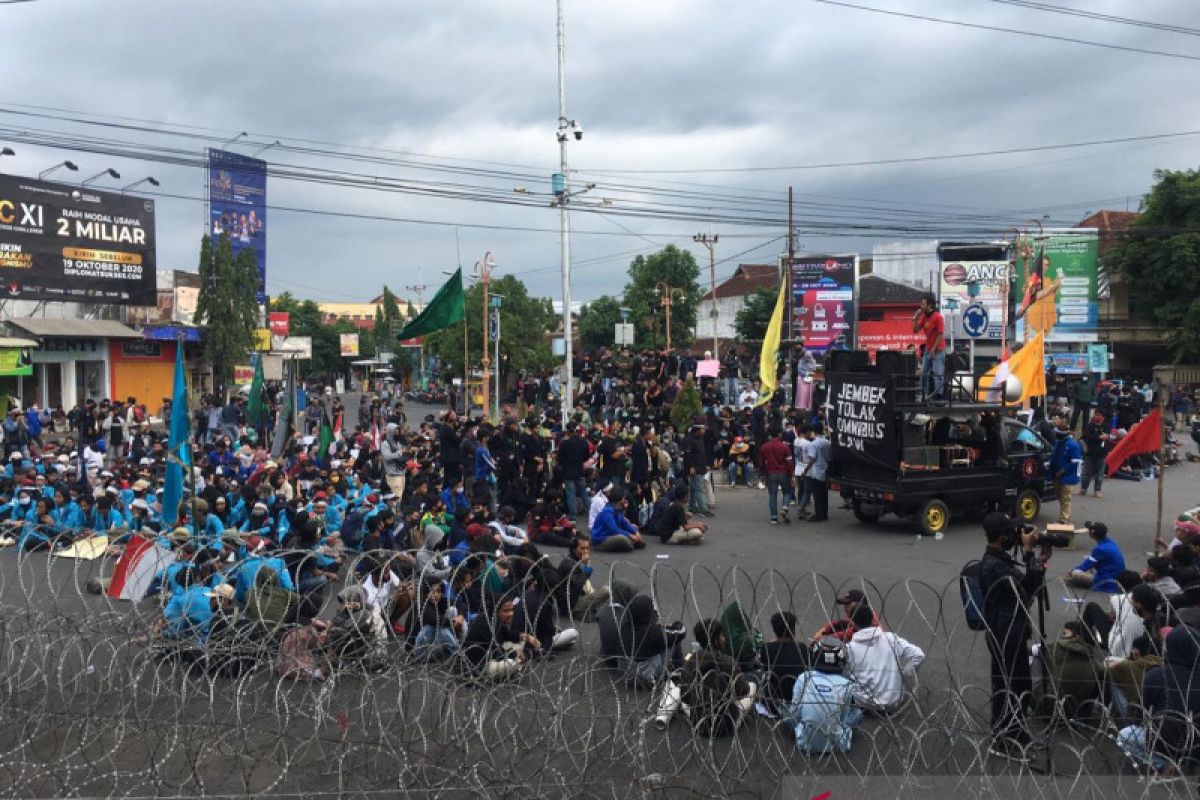 Sejumlah pelajar dan mahasiswa sempat dibawa ke Mapolres Jember sebelum demo