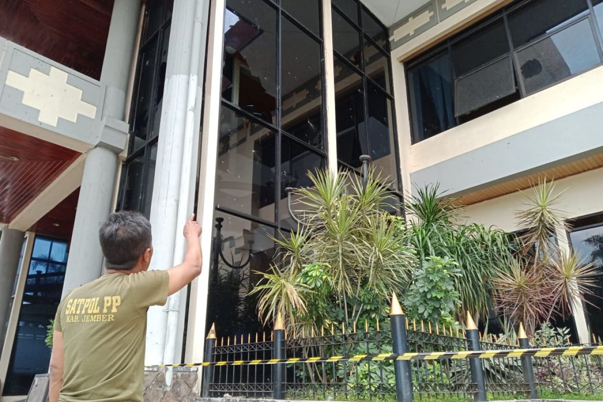 Polisi olah TKP kerusakan kantor DPRD Jember akibat demonstrasi