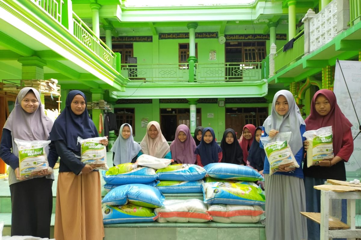 ACT Madiun salurkan bantuan beras ke pesantren