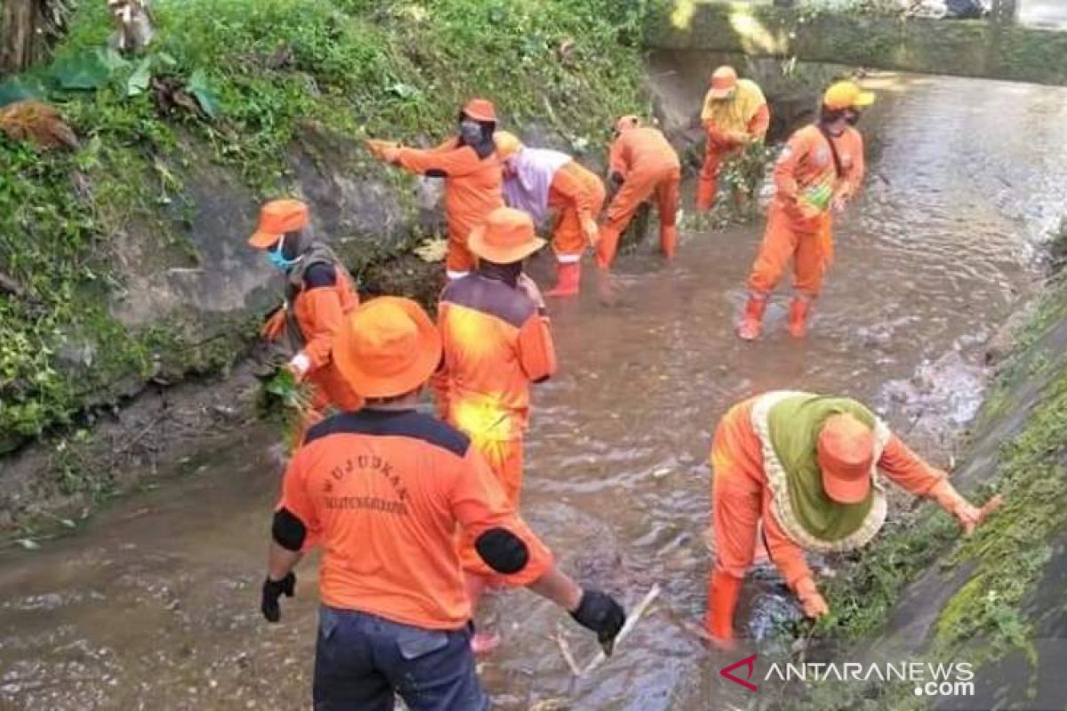DLH Belitung bersihkan saluran drainase dan selokan antispasi banjir