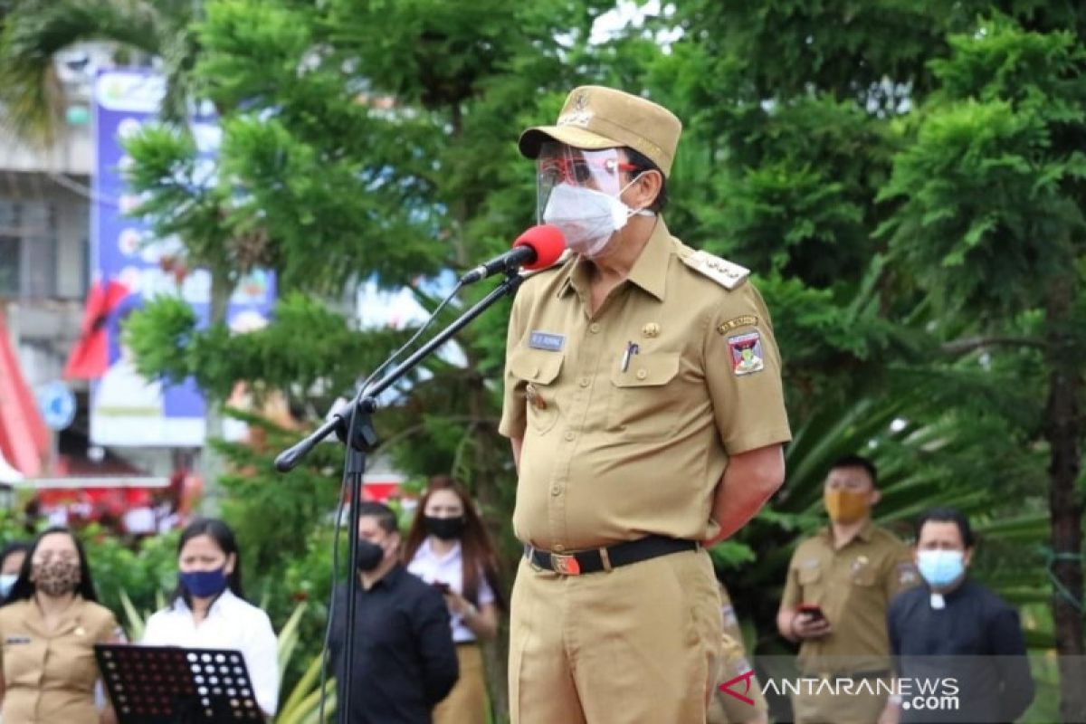 Bupati Minahasa serahkan JKM-BPJAMSOSTEK aparat desa