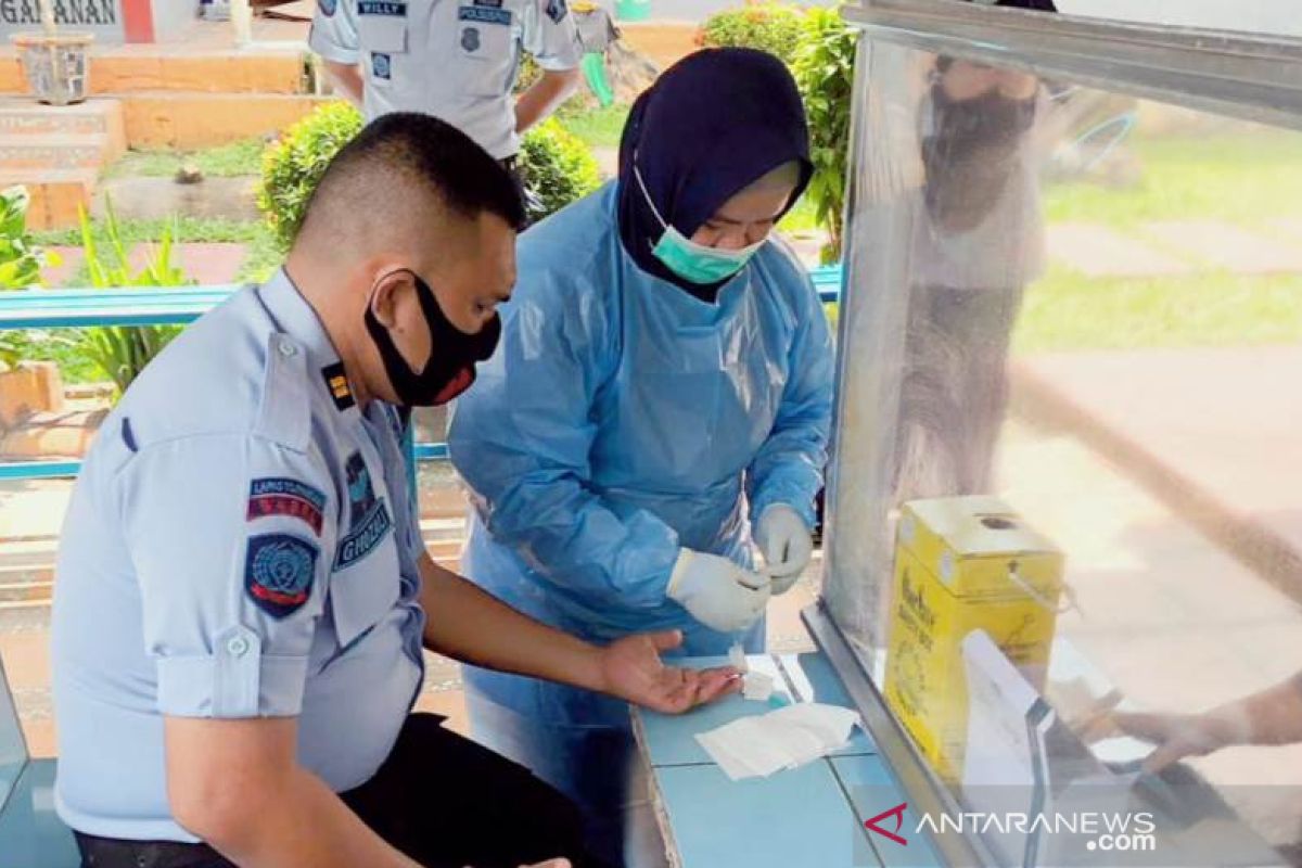 Pegawai dan WBP lapas Tanjung Pandan ikuti uji cepat COVID-19