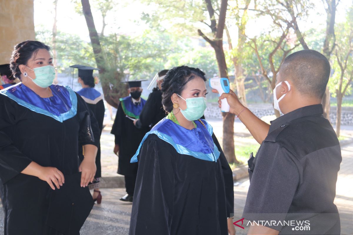 1.584 mahasiswa Undiksha-Buleleng ikuti wisuda secara luring dan daring