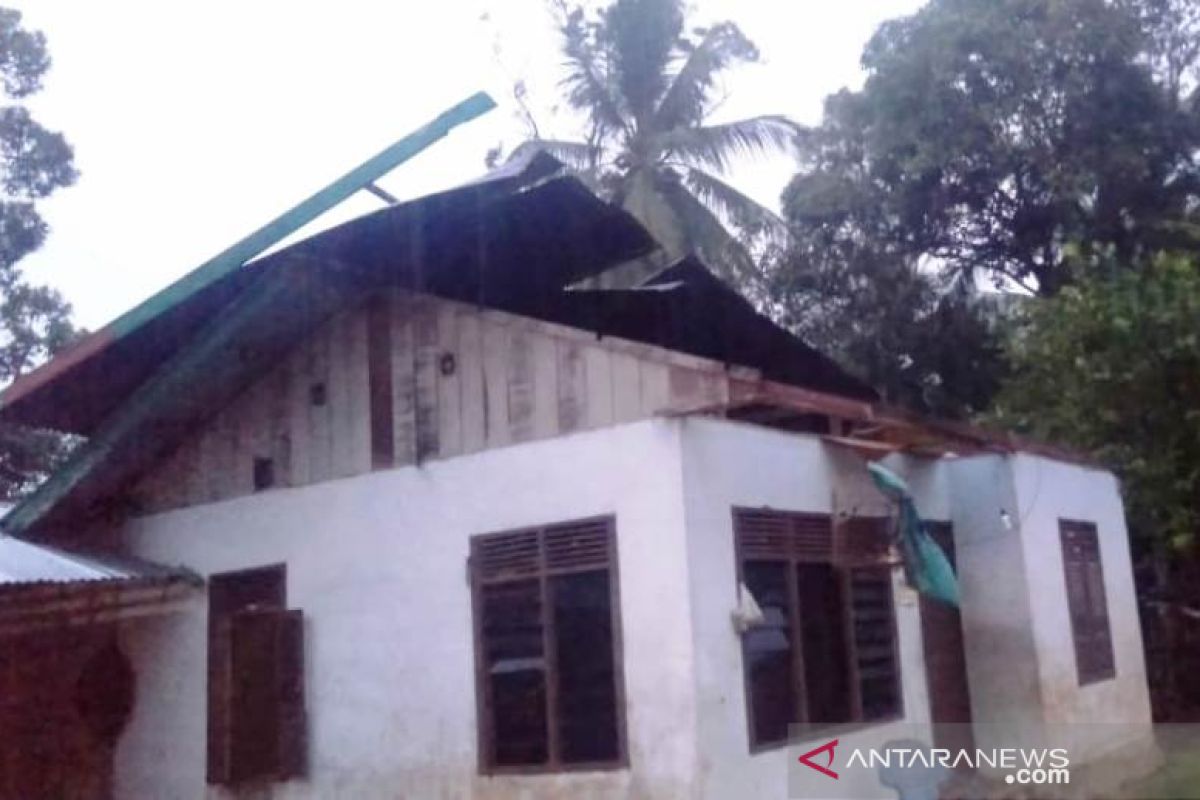 Badai panikkan warga di pedalaman Aceh Barat, satu rumah warga rusak