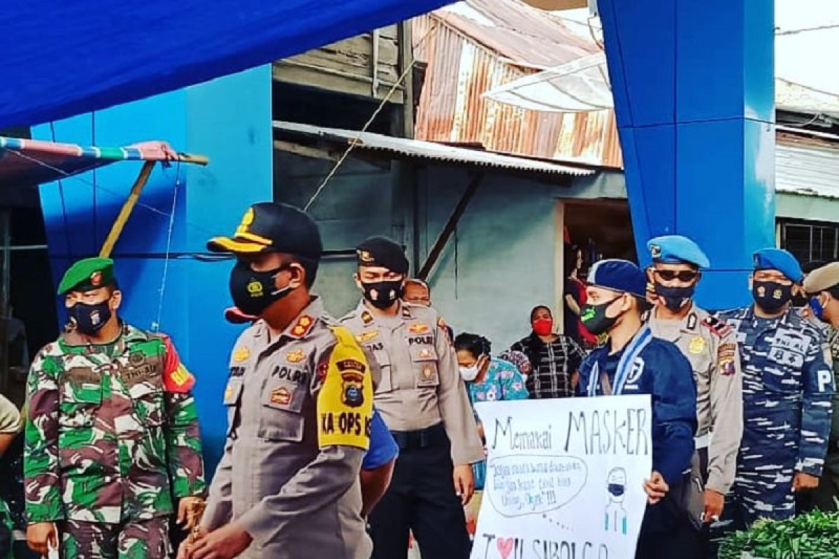 Polres Sibolga dan kelompok mahasiswa Cipayung razia masker