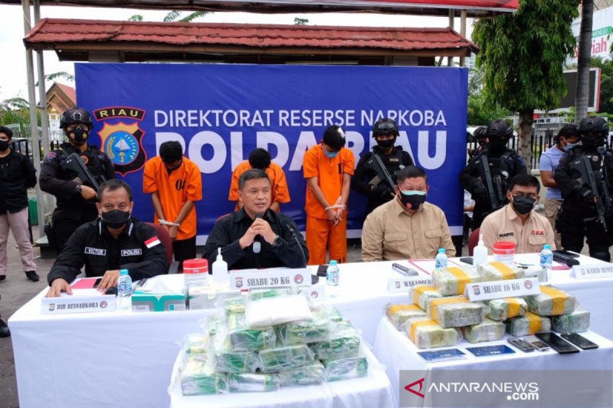 A police officer in Riau nabbed for trafficking 16 kg of crystal meth