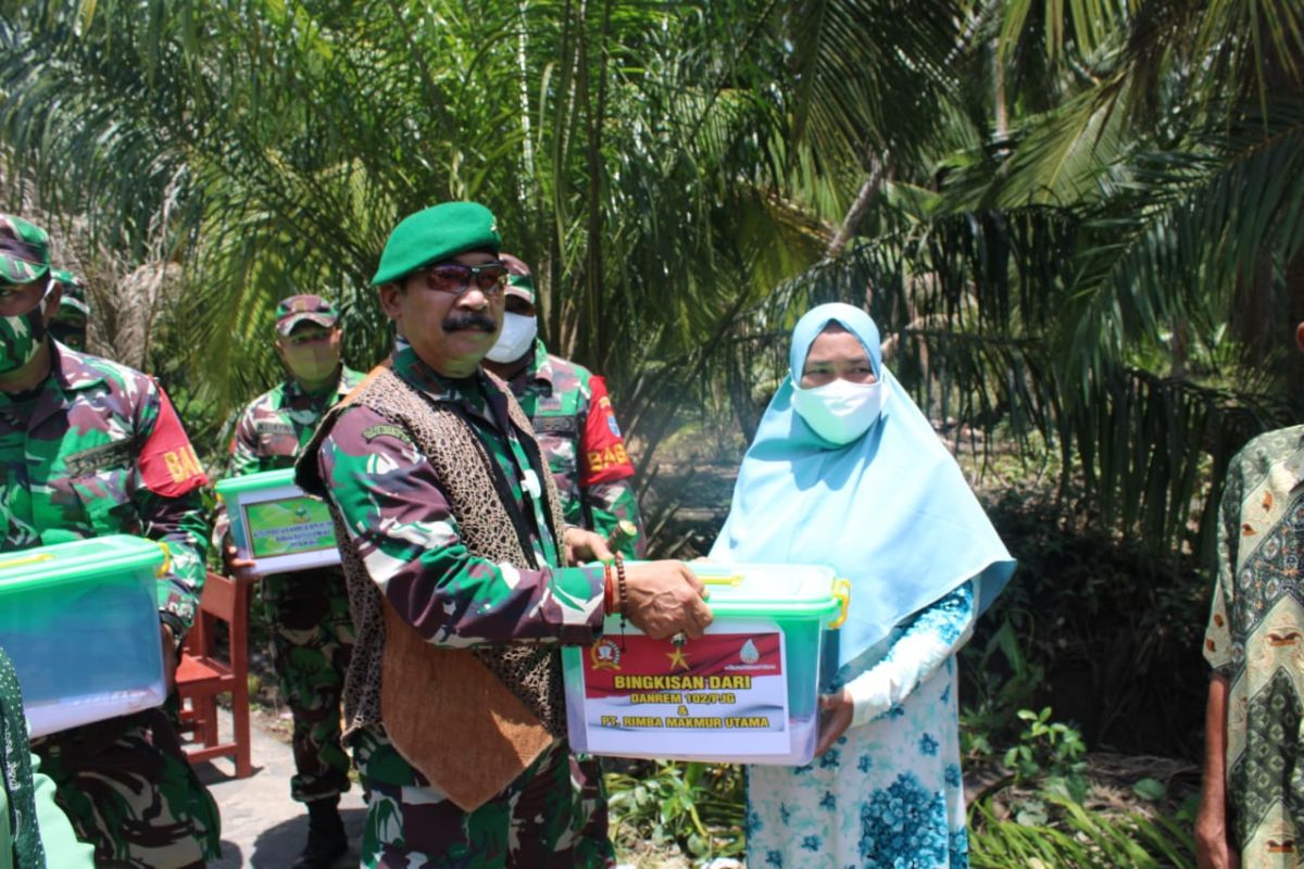 Danrem serahkan buah tangan ke warga sebelum tinggalkan lokasi TMMD