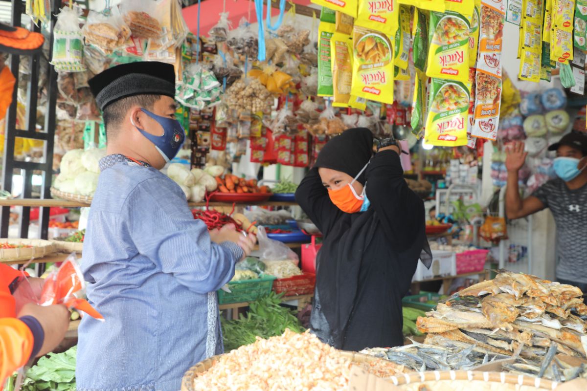 Sosialisasikan protokol kesehatan di Pasar Induk, Pjs Gubernur bagikan Masker