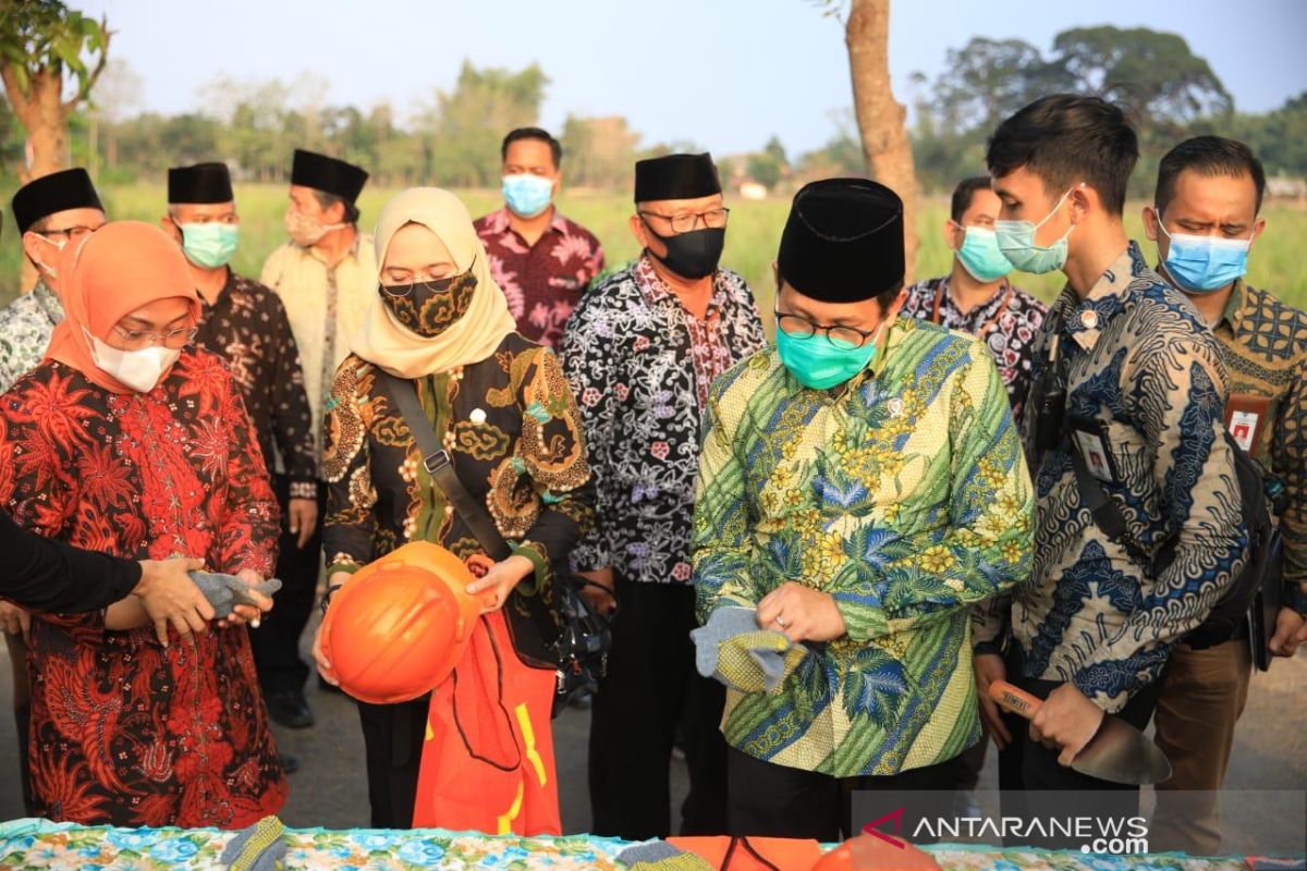 Kemendes dan Kemnaker salurkan bantuan padat karya produktif di Tuban