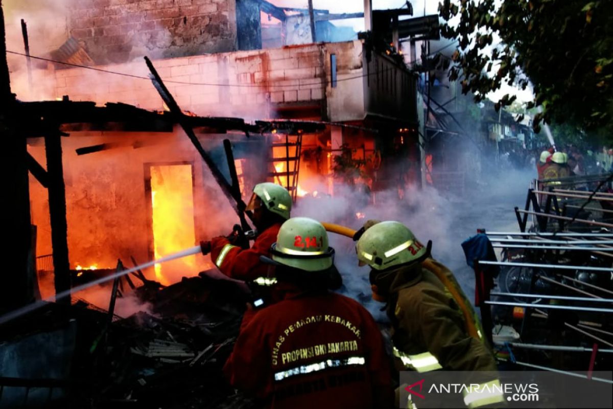 Sembilan rumah terbakar, satu orang meninggal