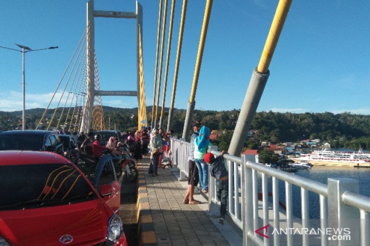 Jembatan Teluk Kendari dipadati warga pasca-diresmikan Presiden Jokowi