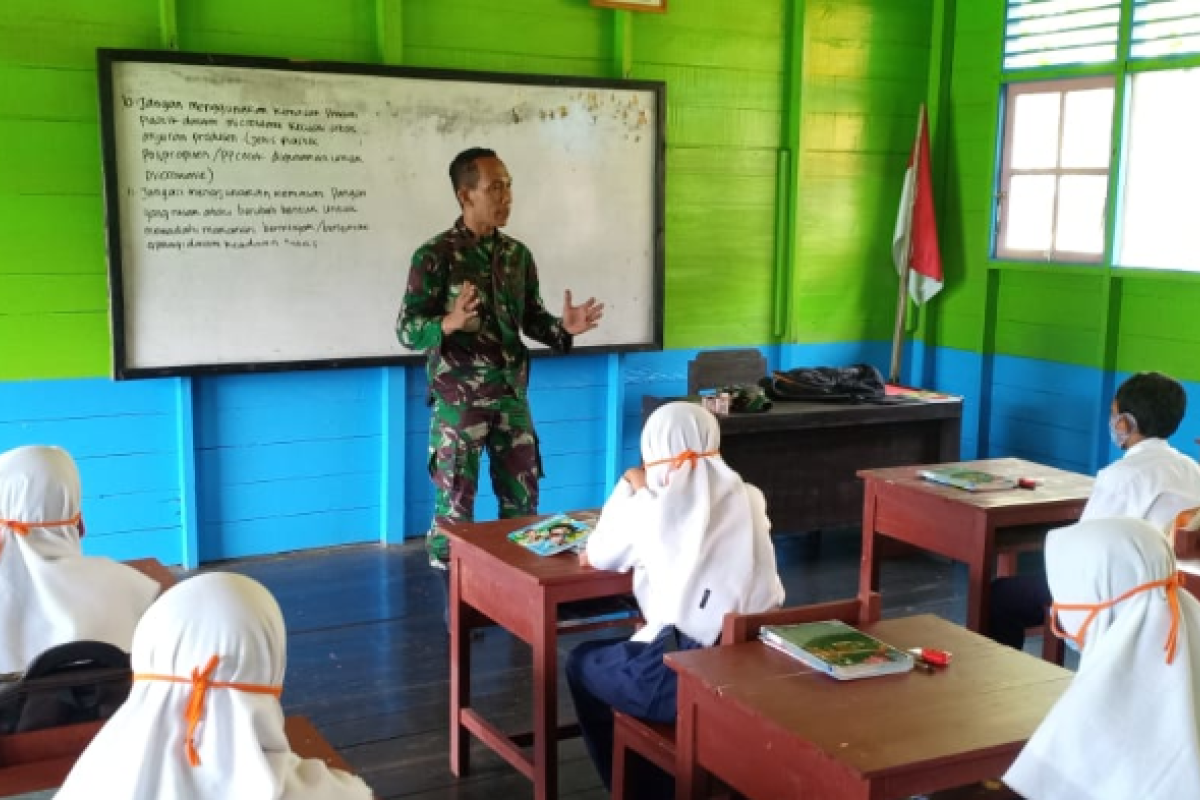 Satgas TMMD ajarkan dua bahasa asing ke pelajar SMP 3 Pulau Hanaut