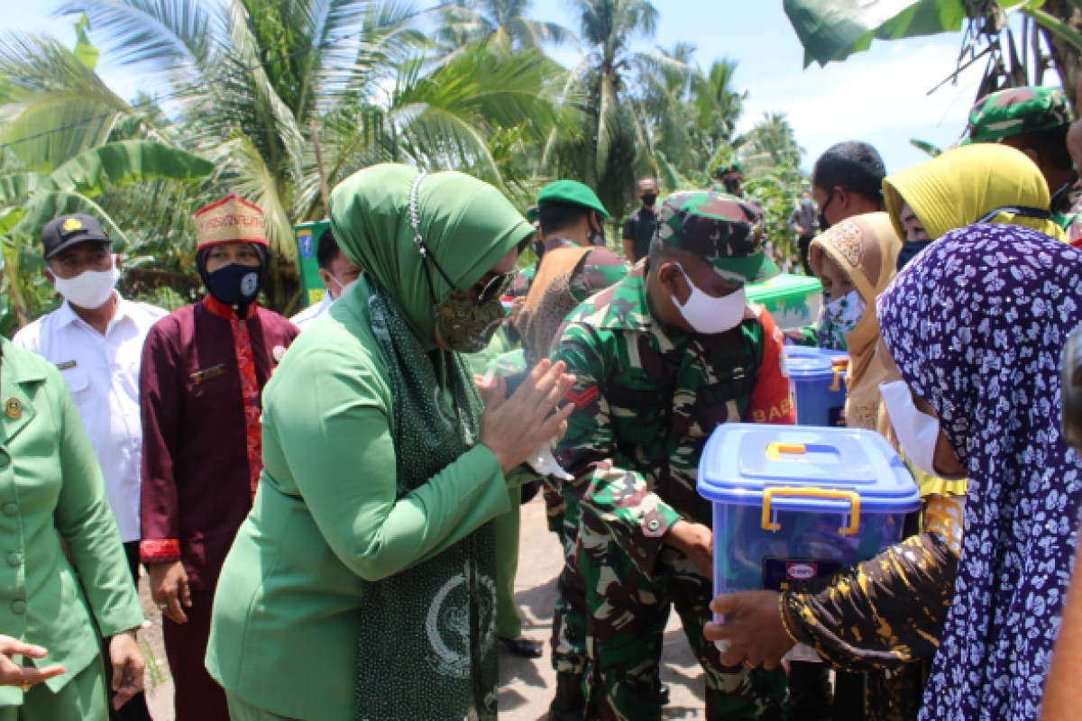 Ketua persit KCK koorcab rem 102 salurkan bantuan untuk masyarakat