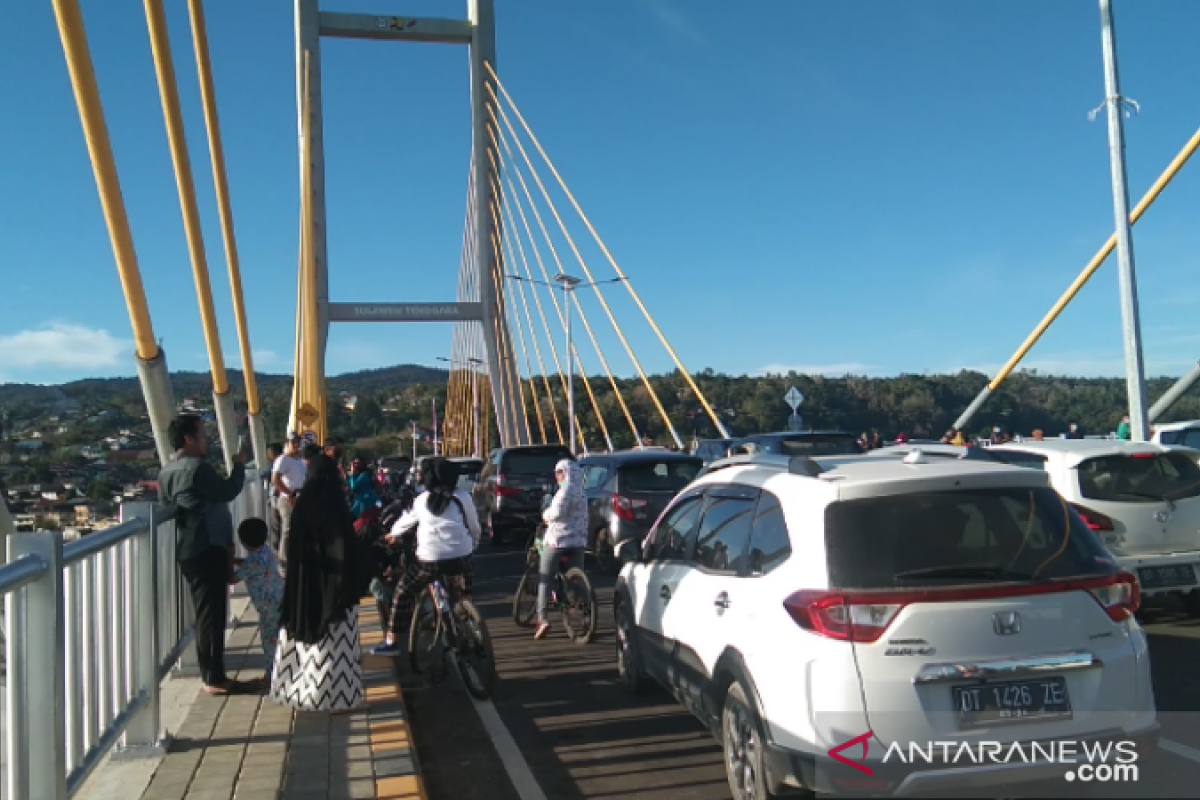 Rekreasi akhir pekan di Jembatan Teluk Kendari