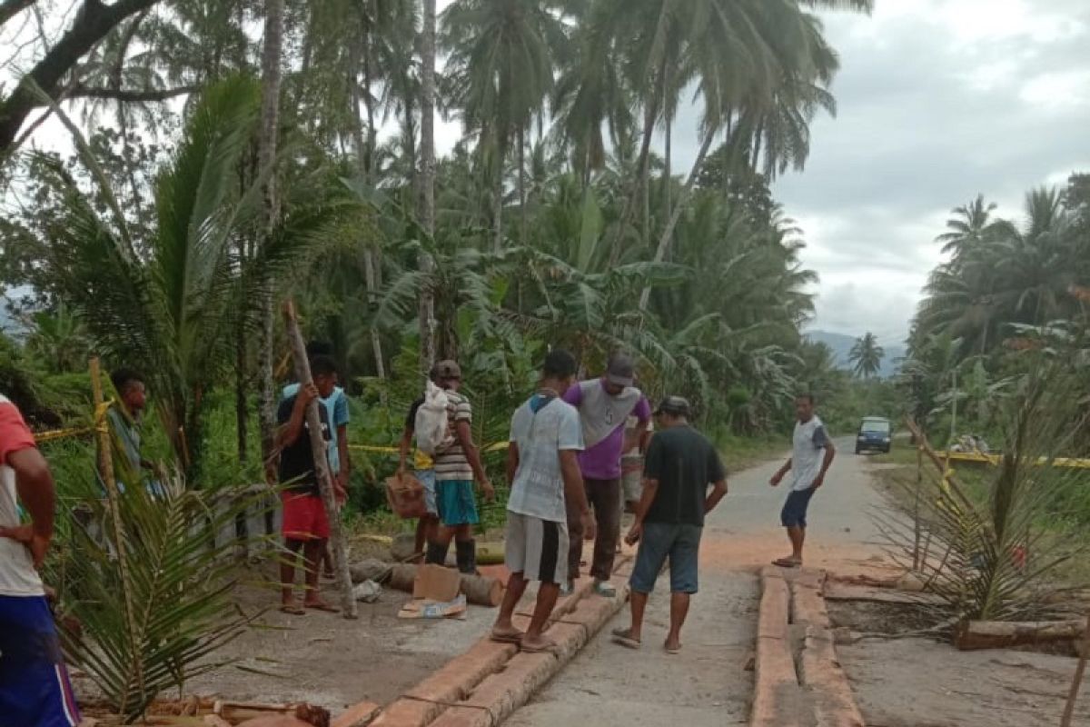 Warga Desa Hatu bantu Polsek Tehoru bangun jembatan darurat