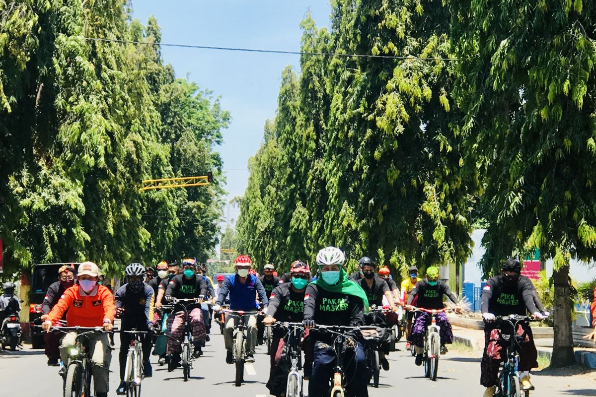 Gubernur Khofifah bersepeda dengan sarung peringati Hari Santri di Situbondo
