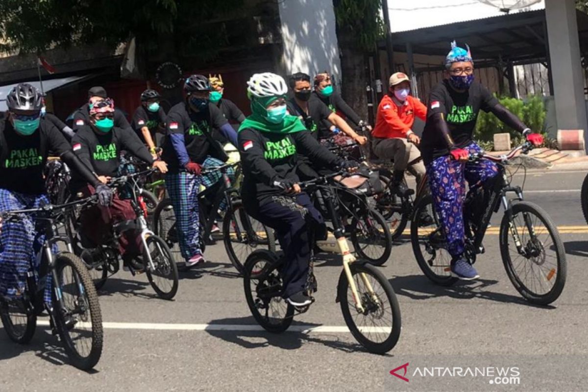 Gubernur Khofifah bersepeda sembari sosialisasikan pencegahan penularan COVID-19