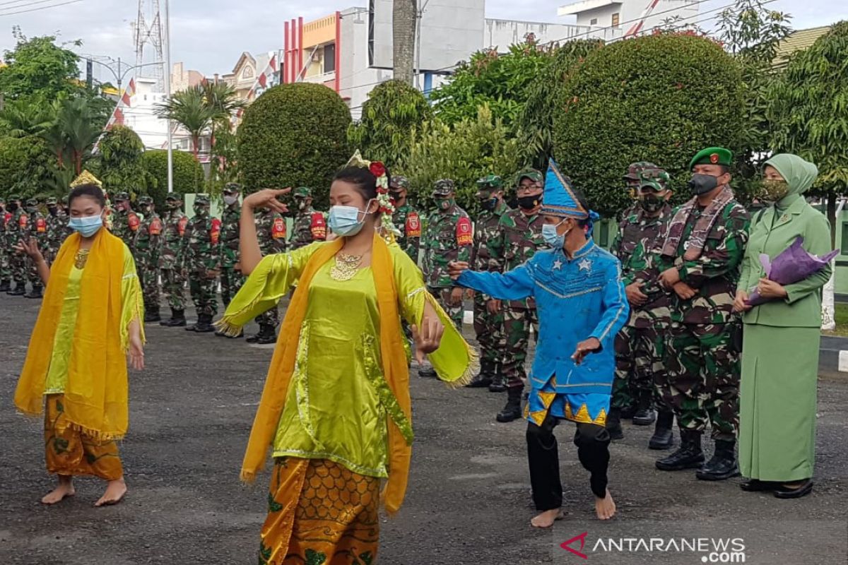 Penari dilengkapi masker edukasi protokol kesehatan