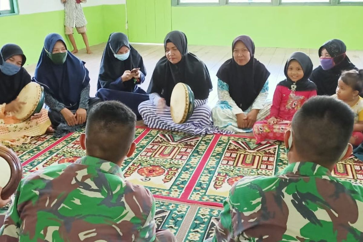 Warga bersama anggota TMMD Kodim 1015/Sampit latihan Rabbana