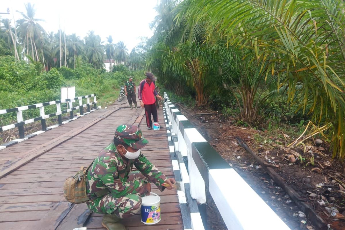 Bekerja ala TNI jadi pengalaman berharga warga Kecamatan Pulau Hanaut