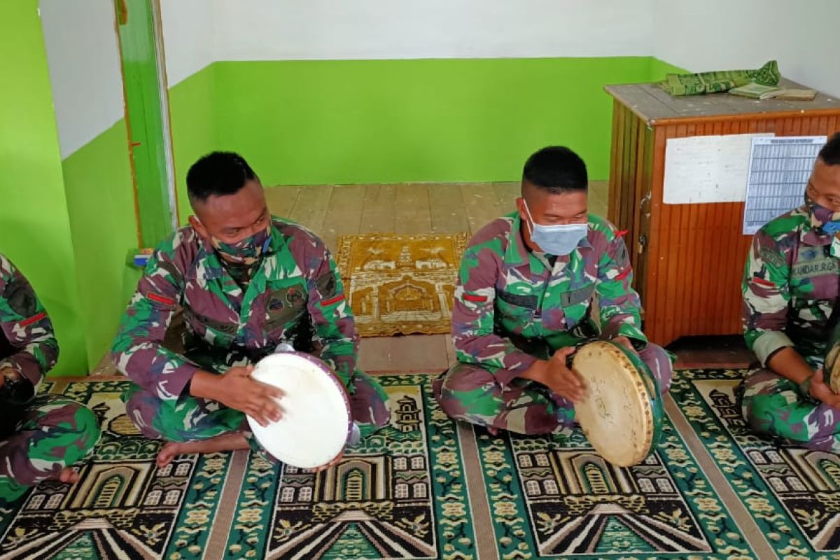 Satgas TMMD latihan seni Rebana dengan kompaknya