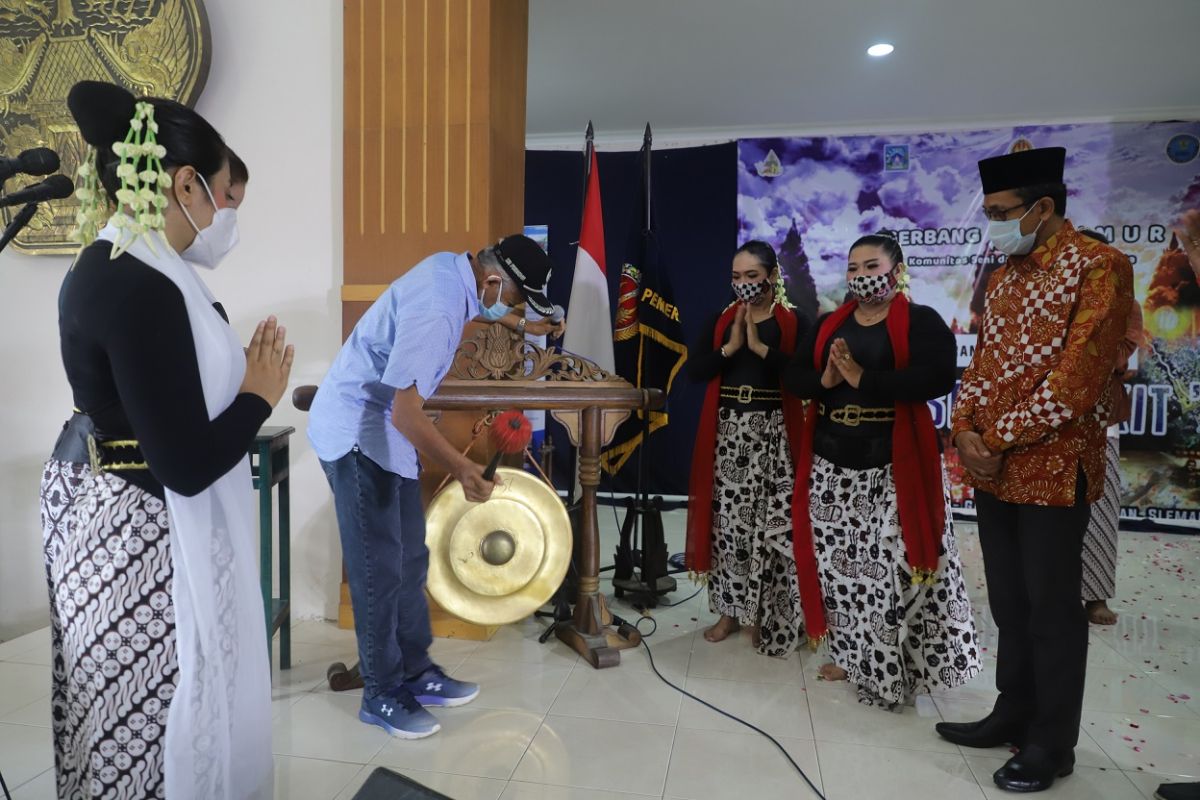 Bupati Sleman membuka pameran daring seni rupa "Nusa Bangkit"